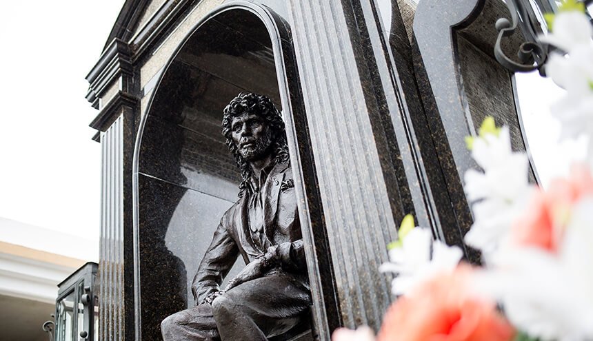 Estatua en la tumba de Camarón