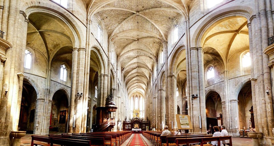 Interior de la basílica de Saint-Maximin-la-Sainte-Baume en Provenza