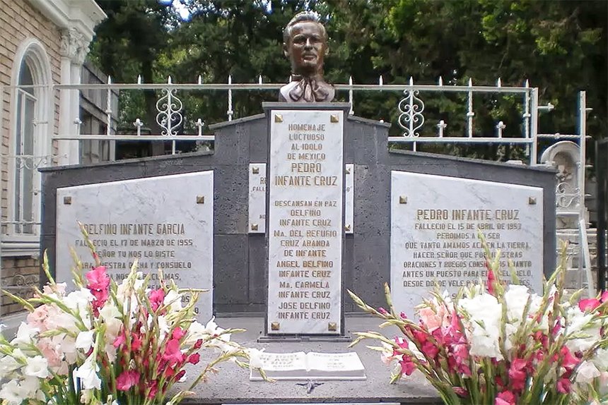 Tumba donde se encuentran los restos de Pedro Infante