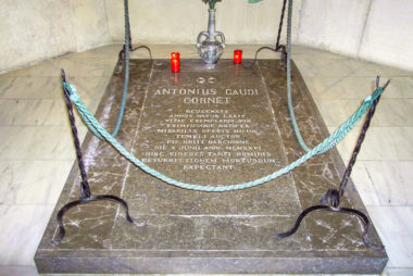 Foto de la tumba donde esta enterrado antonio gaudi