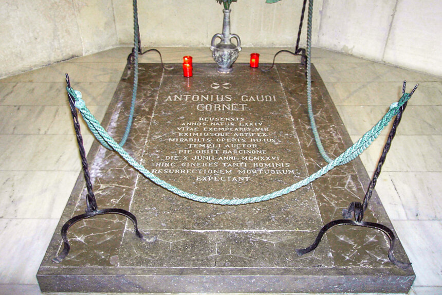 Foto de la tumba donde esta enterrado antonio gaudi
